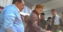 Menteri Koperasi dan UKM Ferry Juliantono (tengah), Dewan Penasehat MKK Habib Najib Attamimi (kiri), dan Kader Muda Golkar sekaligus Pemimpin Umum Poskota Azisoko Harmoko (kanan) di Probolinggo, Sabtu, 1 November 2025. (Sumber: Dok. Istimewa)