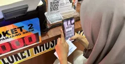 Pemohon saat memindai barcode aplikasi Super App Polri untuk pembuatan SKCK di Mapolres Serang. (Sumber: Dok. Satintelkam Polres Serang)