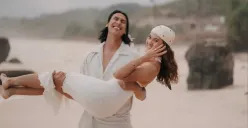 Pembalap, Sean Gelael, resmi melamar aktris Hana Malasan dalam sebuah momen romantis yang digelar di Nihi Sumba, Nusa Tenggara Timur (NTT). (Sumber: Instagram/@gelaelized)