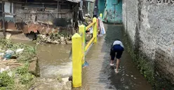 Kondisi permukiman warga di Jati Padang, Pasar Minggu, Jakarta Selatan, yang tergenang akibat tanggul Baswedan jebol pada Jumat, 31 Oktober 2025. (Sumber: POSKOTA | Foto: Pandi Ramedhan)