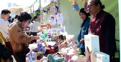 Pengunjung tampak antusias melihat dan membeli produk boneka handmade di booth Hub UMK Jakarta Raya binaan PLN UID Jakarta Raya di ajang MAMF 2025 di Changwon, Korea Selatan. (Sumber: Dok PLN UID Jakarta Raya)