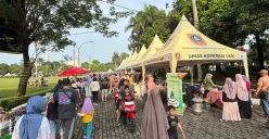 Tenda UMKM di CFD depan Gedung Tegar Beriman, Cibinong, Kabupaten Bogor, Minggu, 2 November 2025. (Sumber: Poskota/Giffar Rivana)