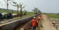 Para pekerja melakukan aktivitas pada proyek irigasi DI Cukang Sadang di Pagelaran, Kabupaten Pandeglang. (Sumber: Dok. Warga)