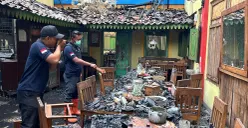 Petugas kepolisian saat melakukan olah TKP kebakaran di rumah makan kawasan Grand Kamala Lagoon, Kecamatan Bekasi Selatan, Kota Bekasi, pada Minggu, 2 November 2025. (Sumber: Istimewa)