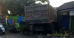 Tangkap layar kecelakaan lalu lintas terjadi di kawasan Cileungsi, Kabupaten Bogor, yang melibatkan dua truk dan satu motor.