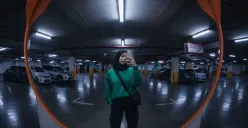 Hasil edit foto mirror selfie estetik pakai prompt Gemini AI. (Sumber: Gemini AI)