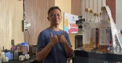 Budi Setiadi, mantan napi pengedar narkoba jenis sabu yang kini menjadi barista di Kafe Bapas Kelas 1A Jakarta Barat. (Sumber: POSKOTA | Foto: Pandi Ramedhan)