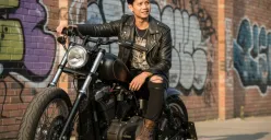 Hasil edit prompt Gemini AI foto cowok badboy menggunakan motor gede agar semakin stylish. (Sumber: Freepik/drobotdean)