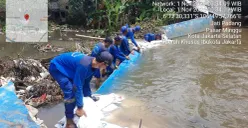 Petugas dari Dinas SDA Jakarta melakukan perbaikan tanggul yang jebol di Jati Padang, Pasar Minggu, Jakarta Selatan. (Sumber: Humas Pemprov Jakarta)