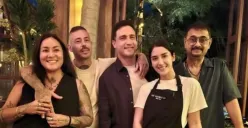 Foto yang viral di media sosial menampilkan Hamish Daud (ketiga dari kiri) bersama Sabrina Alatas (dua dari kanan). (Sumber: X/@bisulpecahhhh)