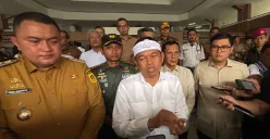Gubernur Jabar, Dedi Mulyadi saat menyampaikan pernyataan kepada wartawan, Senin, 3 November 2025. (Sumber: Poskota/Giffar Rivana)