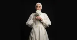 Prompt Gemini untuk Edit Foto Studio Pakai Bunga Aesthetic (Sumber: TikTok/@anaishabira)