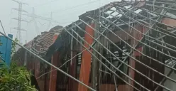 Atap kelas SMKN 1 Gunung Putri, Wanaherang, Kabupaten Bogor, ambruk diterjang hujan deras disertai angin kencang, Senin, 3 November 2025. (Sumber: Dok. Istimewa)