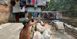 Saiful, 43 tahun, warga RT 04 RW 08 Kebon Pala, Kampung Melayu, Jakarta Timur, menunjukkan lantai dua rumahnya, Senin, 3 November 2025. (Sumber: Poskota/M. Tegar Jihad)