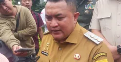 Bupati Bogor, Rudy Susmanto memberikan pernyataan kepada awak media di Pemkab Bogor, Senin, 3 November 2025. (Sumber: Poskota/Giffar Rivana)