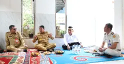 Bupati Tangerang, Moch. Maesyal Rasyid (kedua dari kiri) saat meninjau pembangunan Majelis Ta’lim Darul Mujtaba, Desa Klebet, Kecamatan Kemiri, Senin, 3 November 2025. (Sumber: Dok. Pemkab Tangerang)