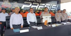 Konferensi pers pengungkapan kasus curanmor di Mapolres Metro Bekasi Kota, Marga Jaya, Bekasi Selatan, Senin, 3 November 2025. (Sumber: Poskota/Nurpini Aulia Rapika)