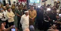 Gubernur Jabar Dedi Mulyadi didampingi Bupati Bogor Rudi Susmanto menemui warga terdampak penutupan tambang. (Sumber: Poskota/Giffar Rivana)