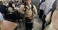 Arief, 24 tahun, disabilitas daksa sedang mencari pekerjaan di Jobfair di Taman Ismail Marjuki (TIM), Jakarta Pusat, Senin, 3 November 2025. (Sumber: Poskota/Pandi Ramedhan)