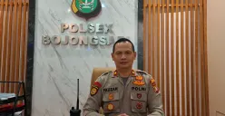 Kapolsek Bojongsari Kompol Fauzan Thohari memberikan keterangan terkait penangkapan tiga pelaku tawuran yang membacok dua pelajar di Sawangan, Depok. (Sumber: Poskota/Angga Pahlevi)