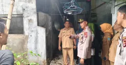 Kapolsek Kragilan Kompol Dwi Hary saat meninjau lokasi kebakaran rumah di Desa Cisait, Kabupaten Serang. (Sumber: Dok. Humas Polres Serang)