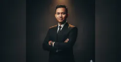 Kini kamu bisa tampil seperti boss muda lewat foto AI profesional. Simak kumpulan prompt Gemini AI yang bikin hasil fotomu tampak elegan dan bergaya mewah. (Sumber: Poskota/Gemini AI)
