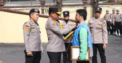 Kapolda Metro Jaya, Irjen Pol Asep Edi Suheri memberikan penghargaan kepada sopir ojek online (ojol) di Polres Metro Jakarta Timur, Senin, 3 November 2025. (Sumber: Dok. Humas Polda Metro Jaya)