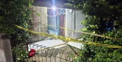 Kondisi rumah yang menjadi TKP pembunuhan seorang pemuda dipasang garis polisi di Kampung Panjang, Kecamatan Bojonggede, Kabupaten Bogor. (Sumber: POSKOTA | Foto: Angga Pahlevi)