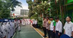 Kapolsek Beji, Kompol Josman Harianja saat Irup Upacara di SMP Citra Negara, Kelurahan Tanah Baru, Kecamatan Beji, Kota Depok, Senin, 3 November 2025. (Sumber: Dok. Polsek Beji)