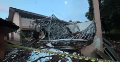 Penampakan kelas SMKN 1 Gunung Putri yang ambruk akibat hujan deras dan angin kencang yang melanda wilayah tersebut. (Sumber: Poskota/Giffar Rivana)