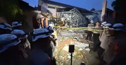 Sejumlah polisi berjaga di lokasi ambruknya atap ruang kelas SMKN 1 Gunung Putri, Kabupaten Bogor. (Sumber: POSKOTA | Foto: Giffar Rivana)