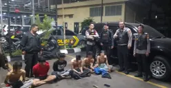 Tim Presisi Polres Metro Jakarta Pusat Amankan enam pelaku remaja tawuran beserta senjata tajam di Mapolrestro Jakarta Pusat. (Sumber: Polres Metro Jakpus)