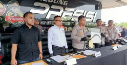 Kapolres Metro Bekasi Kota, Kombes Pol Kusumo Wahyu Bintoro bersama jajarannya menggelar konferensi pers kasus tawuran dan kepemilikan senjata tajam pada Senin, 3 November 2025. (Sumber: POSKOTA | Foto: Nurpini Aulia Rapika)