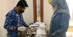 Ahli gizi dan pihak Puskesmas Pagelaran, Kabupaten Pandeglang, mengambil sampel makanan untuk kelengkapan dokumen SLHS. (Sumber: Dok. SPPG Sindanglaya 2)