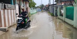 Suasana rumah warga di Desa Sukamanah, Kecamatan Sukatani, Kabupaten Bekasi, dilanda banjir, Selasa, 4 November 2025. (Sumber: Poskota/Nurpini Aulia Rapika)