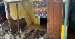 Situasi rumah terdampak longsor di Sumur Jambu 2, Kelurahan Makasar, Jakarta Timur, Selasa, 4 November 2025. (Sumber: POSKOTA | Foto: M Tegar Jihad)