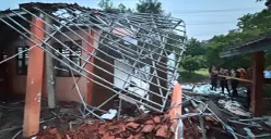 Kondisi bangunan kelas yang atapnya ambruk di SMKN 1 Gunung Putri, Kabupaten Bogor. (Sumber: Poskota/Giffar Rivana)