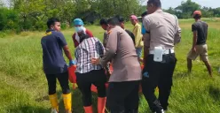 Polisi melakukan mengevakuasi jenazah korban di Lingkungan Kebon, Kelurahan Bendung, Kecamatan Kasemen, Kota Serang, Selasa, 4 November 2025. (Sumber: Dok. Polresta Serang)