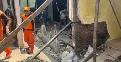 Situasi rumah terdampak longsor di Sumur Jambu 2, Kelurahan Makasar, Jakarta Timur, Selasa, 4 November 2025. (Sumber: Poskota/M. Tegar Jihad)