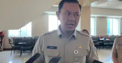 Kepala Suku Dinas (Kasudin) PPKUKM Jakarta Barat, Iqbal Idham Ramid saat memberikan pernyataan kepada awak media, Selasa, 4 November 2025. (Sumber: Poskota/Pandi Ramedhan)