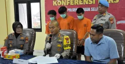 Kapolres Metro Bekasi, Kombes Pol Mustofa bersama jajarannya menggelar konferensi pers pengungkapan kasus kejahatan jalanan tawuran dan kepemilikan senjata tajam. (Sumber: POSKOTA | Foto: Nurpini Aulia Rapika)