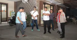 Kapolresta Tangerang Kombes Pol Andi Muhammad Indra Waspada Amirullah saat melakukan cek TKP penembakan di Kantor KJU. (Sumber: Polresta Tangerang)