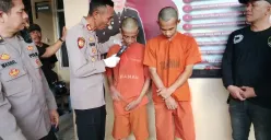 Dua tersangka pengeroyokan saat gelar perkara di Mapolsek Cimahi Selatan, Selasa, 4 November 2025. (Sumber: Poskota/Gatot Poedji Utomo)
