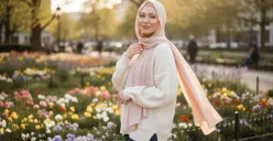 Hasil edit prompt Gemini AI wanita berhijab tampil natural dan stylish tanpa editan. (Sumber: Freepik)