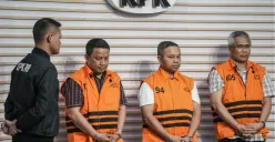 KPK resmi menetapkan Gubernur Riau, Abdul Wahid serta dua anak buahnya sebagai tersangka korupsi modus "jatah preman." (Sumber: Poskota/Bilal Nugraha)