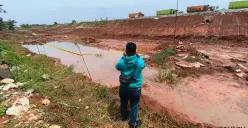 Lokasi galian proyek Tol Japek II yang menjadi TKP tiga bocah tewas akibat tenggelam di kubangan galian di Desa Ciledug-Tamansari, Kecamatan Setu, Kabupaten Bekasi. (Sumber: POSKOTA | Foto: Nurpini Aulia Rapika)