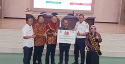 Jajaran Pemkot Bekasi dan BPJS Ketenagakerjaan meluncurkan program Universal Coverage Jamsostek (UCJ) untuk lindungi bagi 11.666 pekerja rentan. (Sumber: Poskota/Nurpini Aulia Rapika)