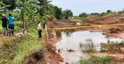 Lokasi galian proyek Tol Jakarta–Cikampek (Japek) II yang menjadi TKP tewasnya tiga bocah akibat tenggelam di Desa Ciledug-Tamansari, Kecamatan Setu, Kabupaten Bekasi. (Sumber: POSKOTA | Foto: Nurpini Aulia Rapika)