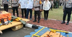 Kapolres Serang AKBP Condro Sasongko meninjau sarana tanggap bencana usai apel kesiapan. (Sumber: Poskota/Rahmat Haryono)