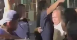 Tangkap layar sejumlah sopir truk menggeruduk kediaman IK yang melempari truk tambang menggunakan batu.